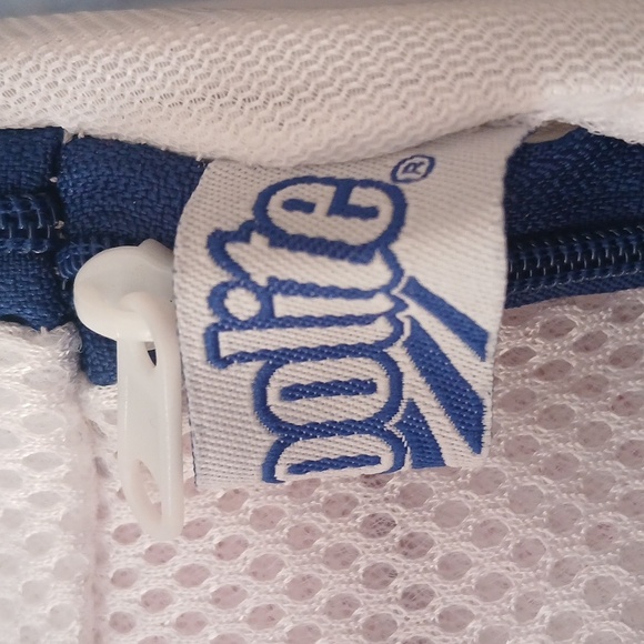 Woolite White & Navy Blue Mesh Intimates Wash Bag with Zipper Closure - Picture 6 of 11
